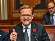 Senátor Töpfer daroval Macinkovi výtisk Rudého práva: Politický podmanivý tah?